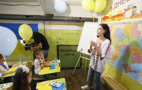 Вчителям з 1 вересня піднімуть зарплату: подробиці